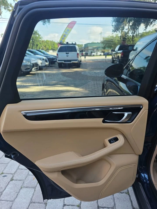 2015 Porsche Macan - Image 11 of 18