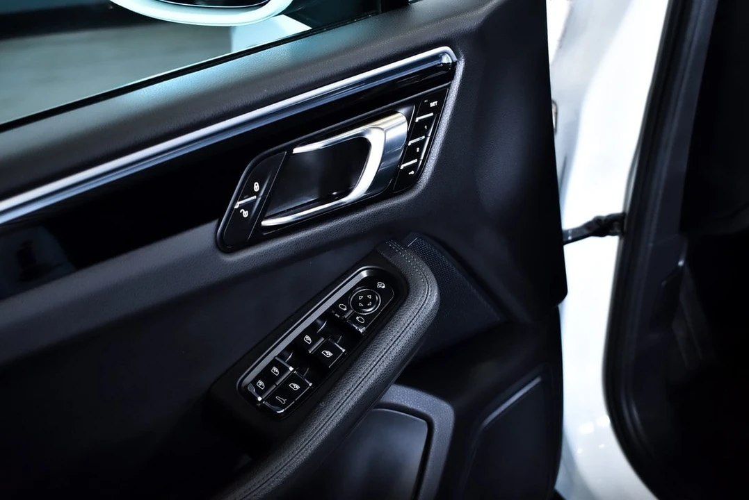 2015 Porsche Macan S - Image 27 of 30