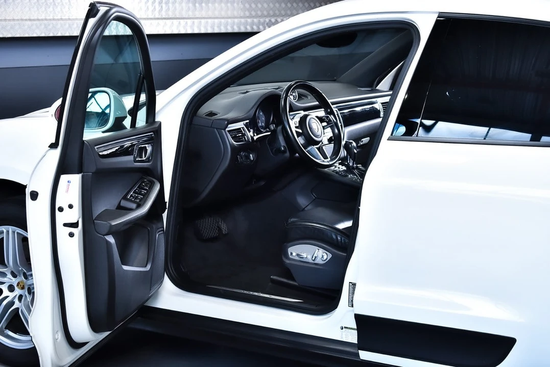 2015 Porsche Macan S - Image 28 of 30