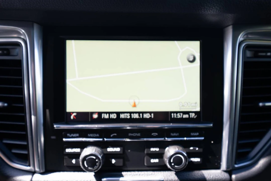 2015 Porsche Macan S - Image 17 of 24