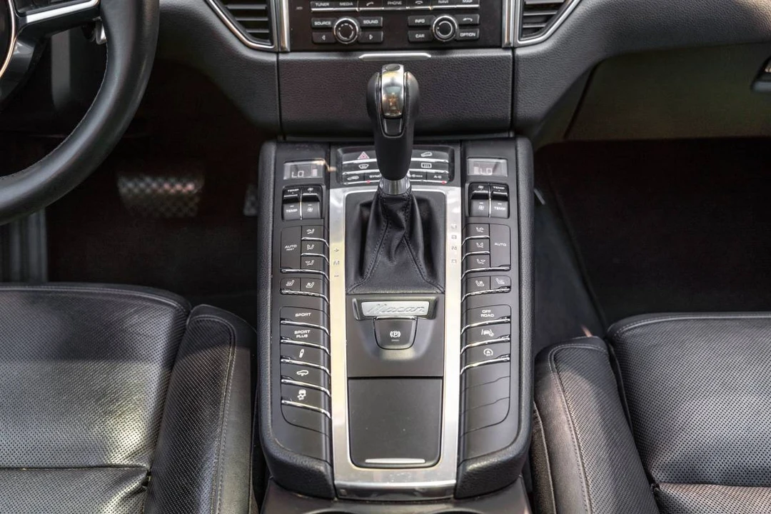 2015 Porsche Macan S - Image 18 of 24