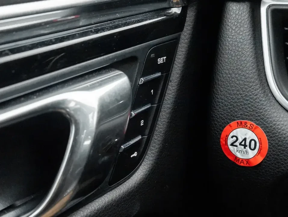 2015 Porsche Macan S - Image 17 of 20