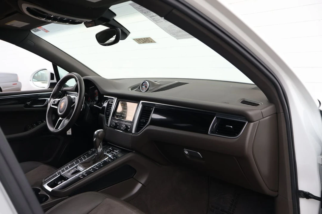 2015 Porsche Macan S - Image 18 of 31