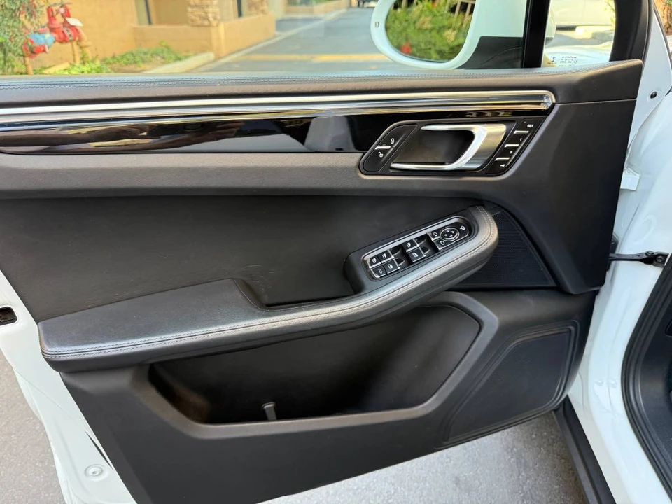 2015 Porsche Macan S - Image 13 of 18