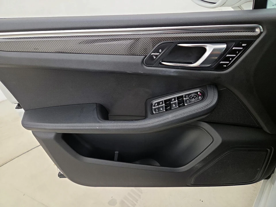 2015 Porsche Macan S - Image 13 of 25