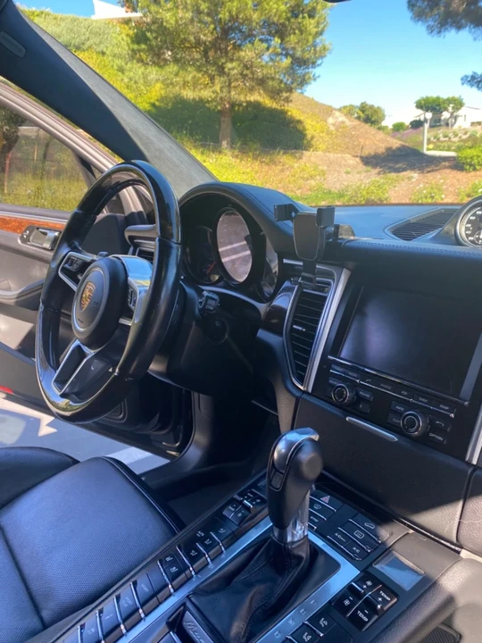 2015 Porsche Macan Turbo - Image 18 of 21