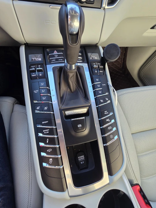 2015 Porsche Macan Turbo - Image 19 of 21