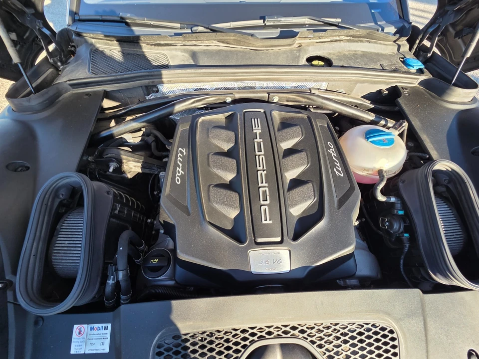 2015 Porsche Macan Turbo - Image 20 of 21