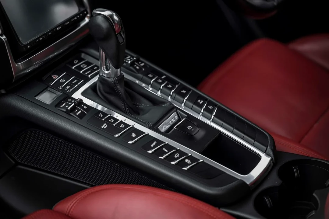 2015 Porsche Macan Turbo - Image 9 of 31