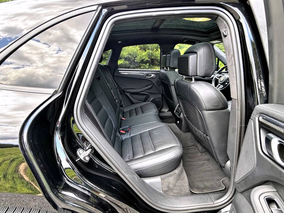 2015 Porsche Macan Turbo - Image 17 of 20