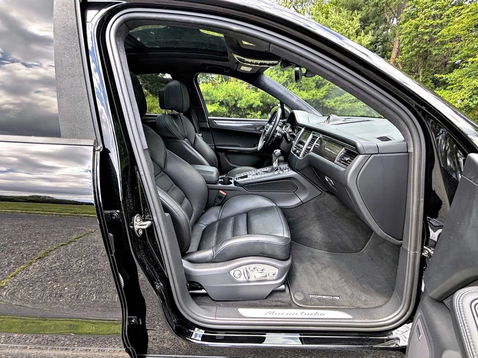 2015 Porsche Macan Turbo - Image 16 of 20