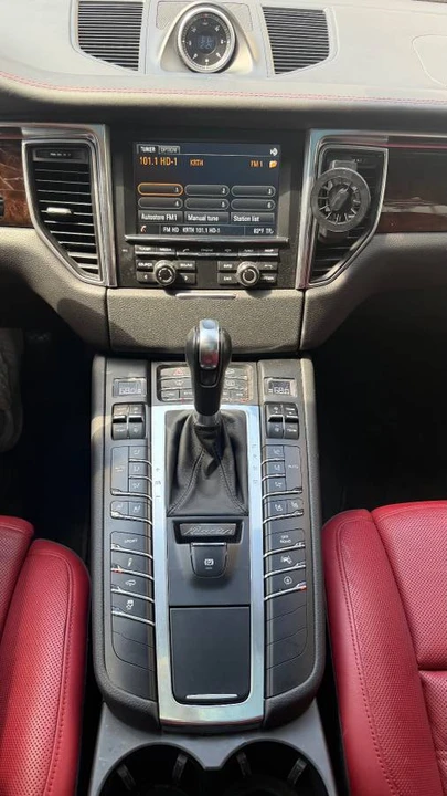 2015 Porsche Macan Turbo - Image 18 of 24