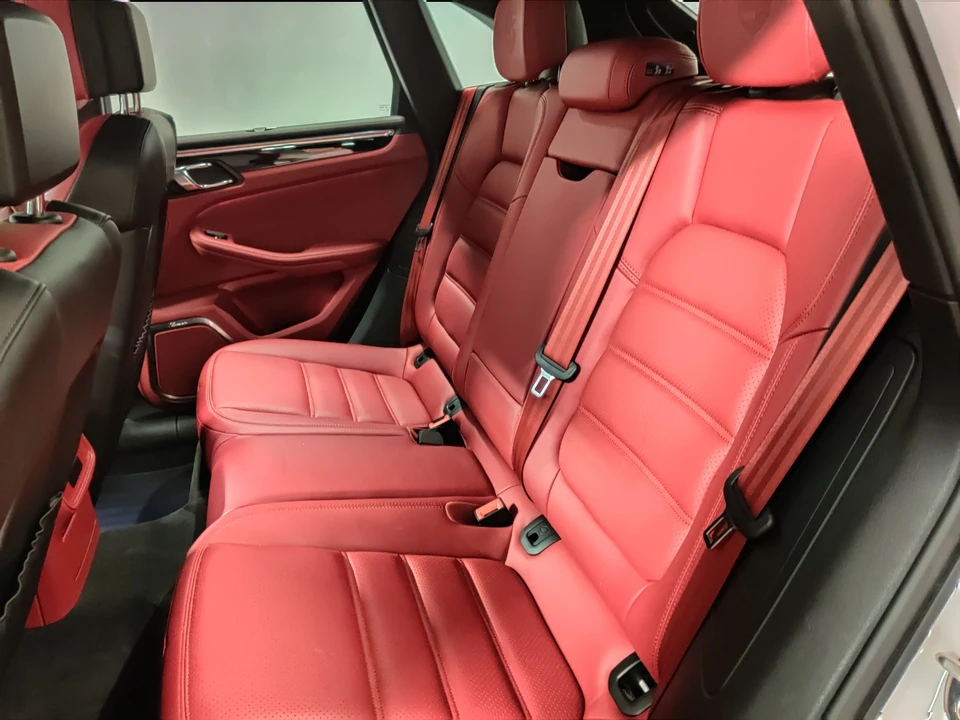 2015 Porsche Macan Turbo - Image 17 of 18