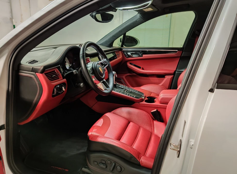 2015 Porsche Macan Turbo - Image 12 of 18