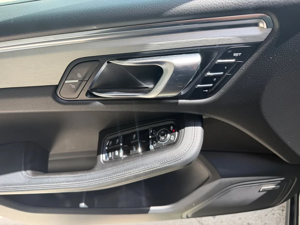 2015 Porsche Macan Turbo - Image 15 of 20