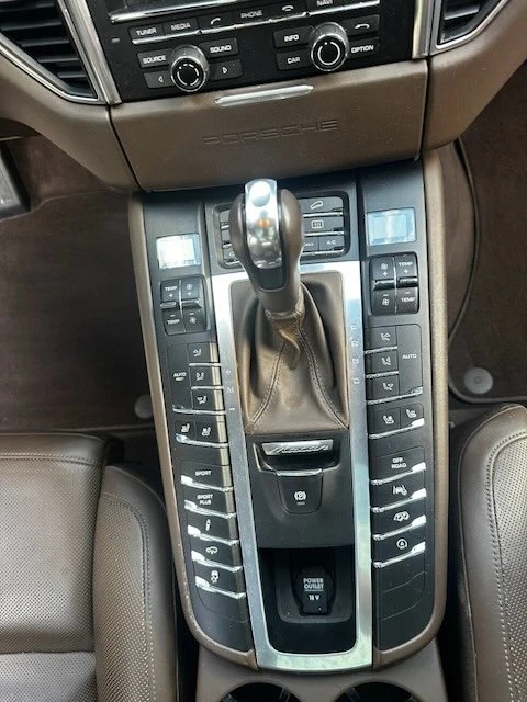 2015 Porsche Macan Turbo - Image 12 of 19