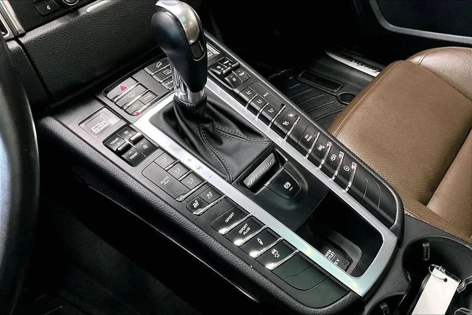2015 Porsche Macan Turbo - Image 14 of 19
