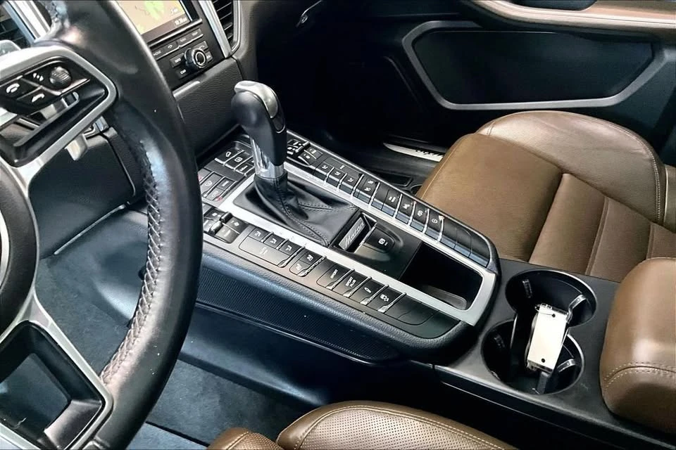 2015 Porsche Macan Turbo - Image 17 of 19