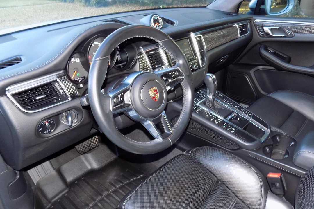 2015 Porsche Macan Turbo - Image 7 of 10