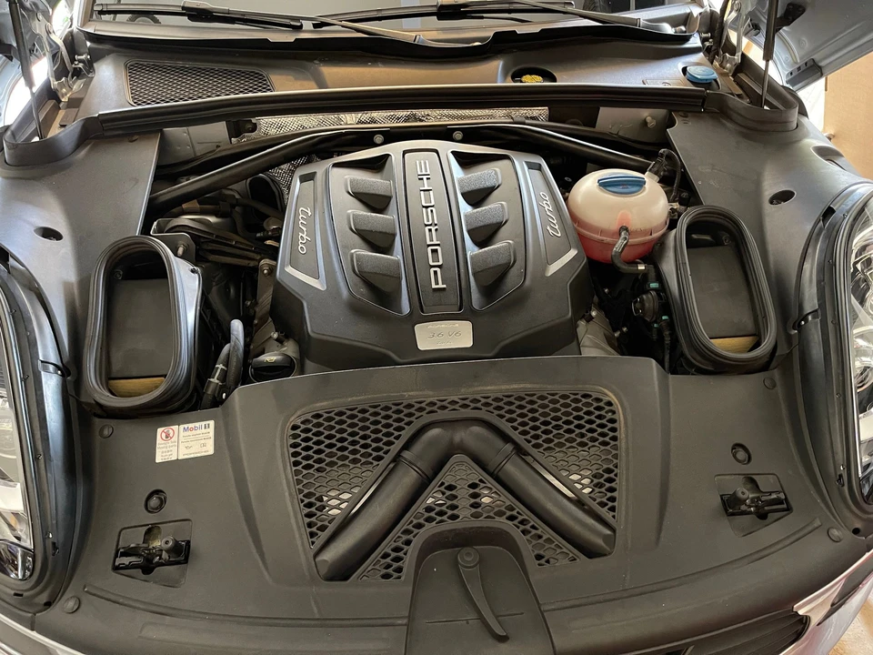 2015 Porsche Macan Turbo - Image 29 of 31