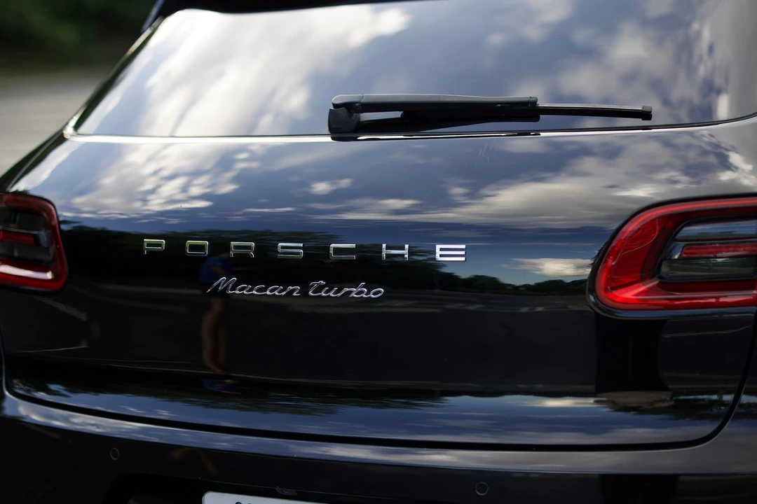 2015 Porsche Macan Turbo - Image 26 of 31