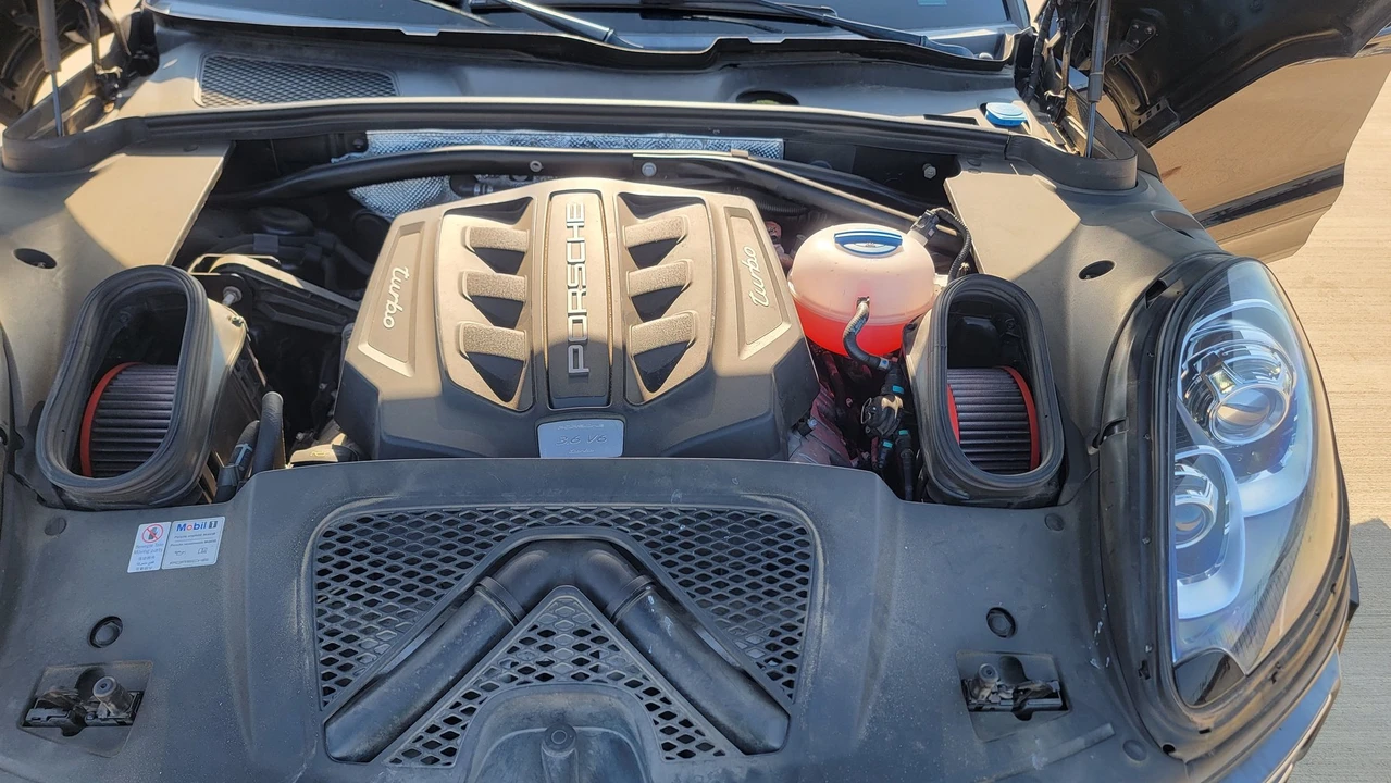 2015 Porsche Macan Turbo - Image 28 of 31