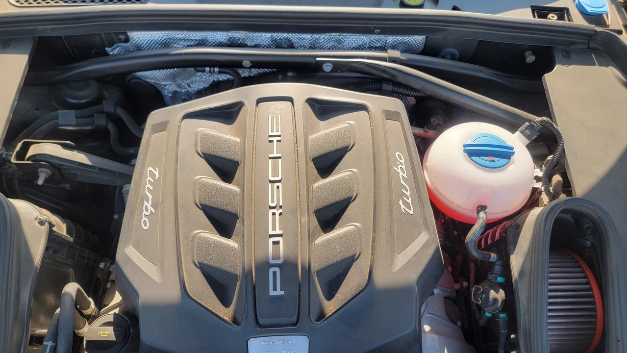2015 Porsche Macan Turbo - Image 29 of 31