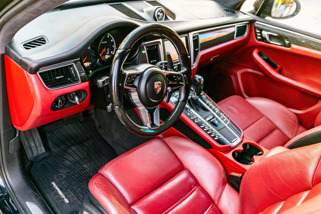 2015 Porsche Macan Turbo - Image 24 of 31