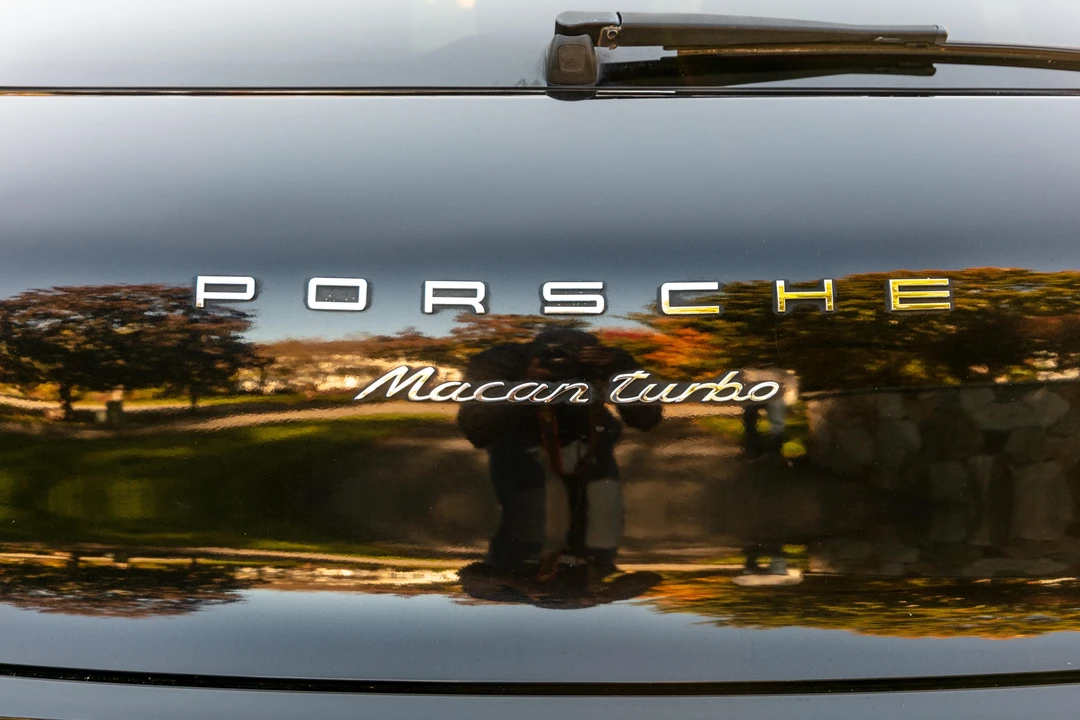 2015 Porsche Macan Turbo - Image 17 of 31