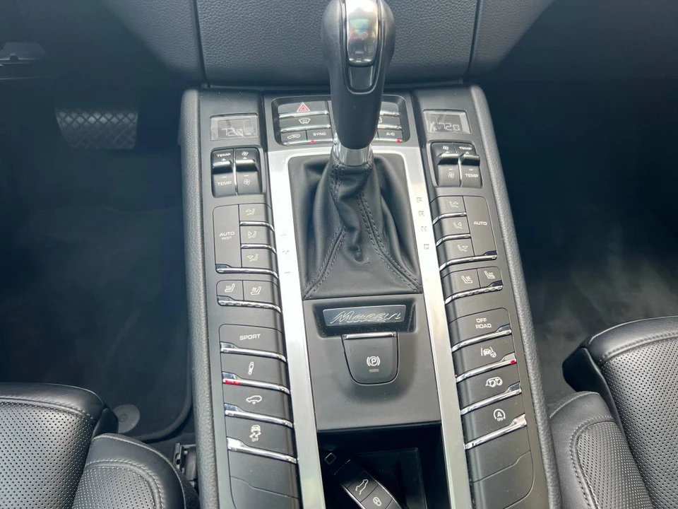 2015 Porsche Macan Turbo - Image 16 of 24