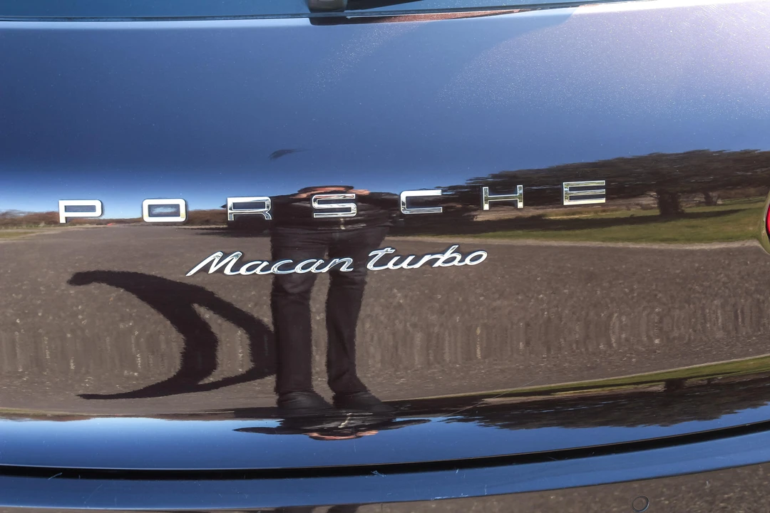 2015 Porsche Macan Turbo - Image 27 of 31