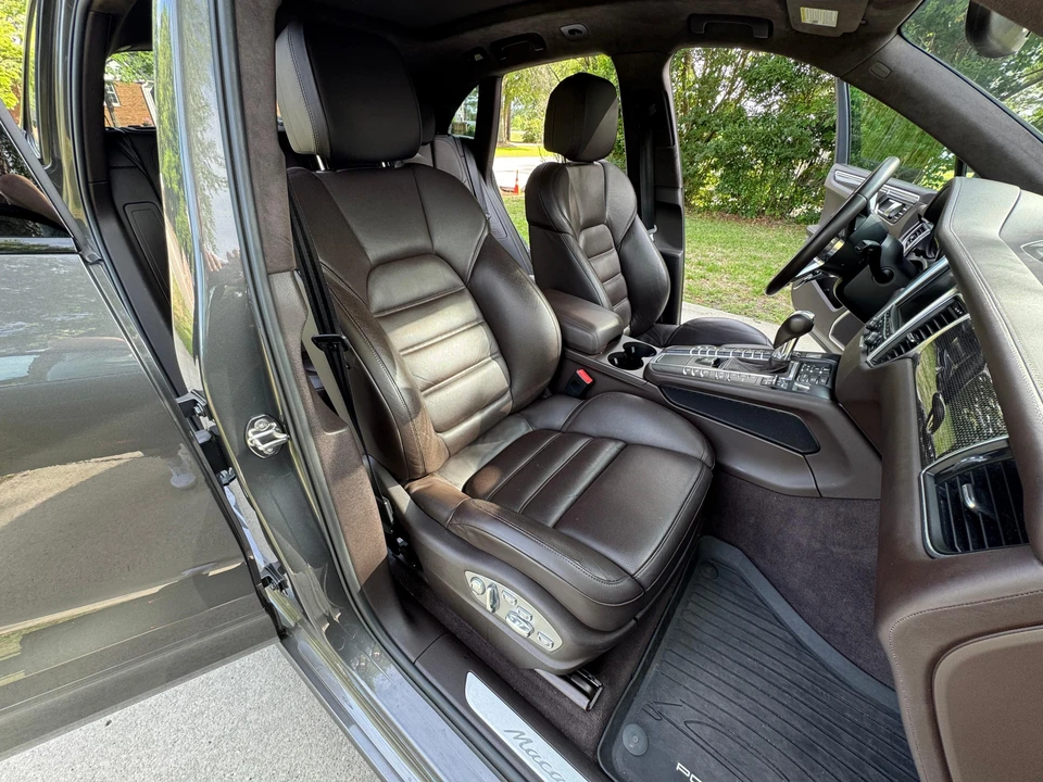 2015 Porsche Macan Turbo - Image 27 of 31
