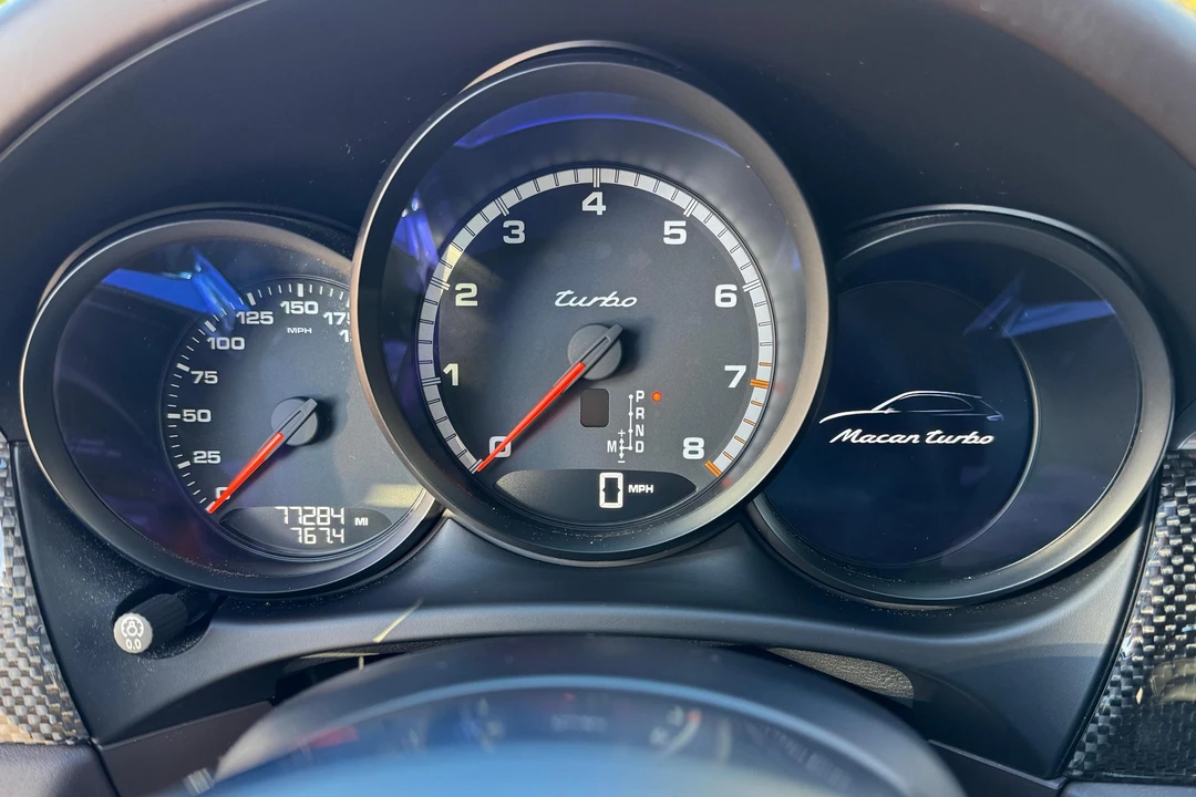 2015 Porsche Macan Turbo - Image 25 of 31