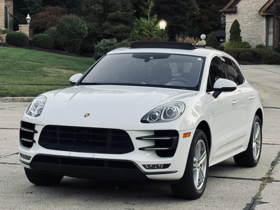 2015 Porsche Macan Turbo - Image 2 of 31