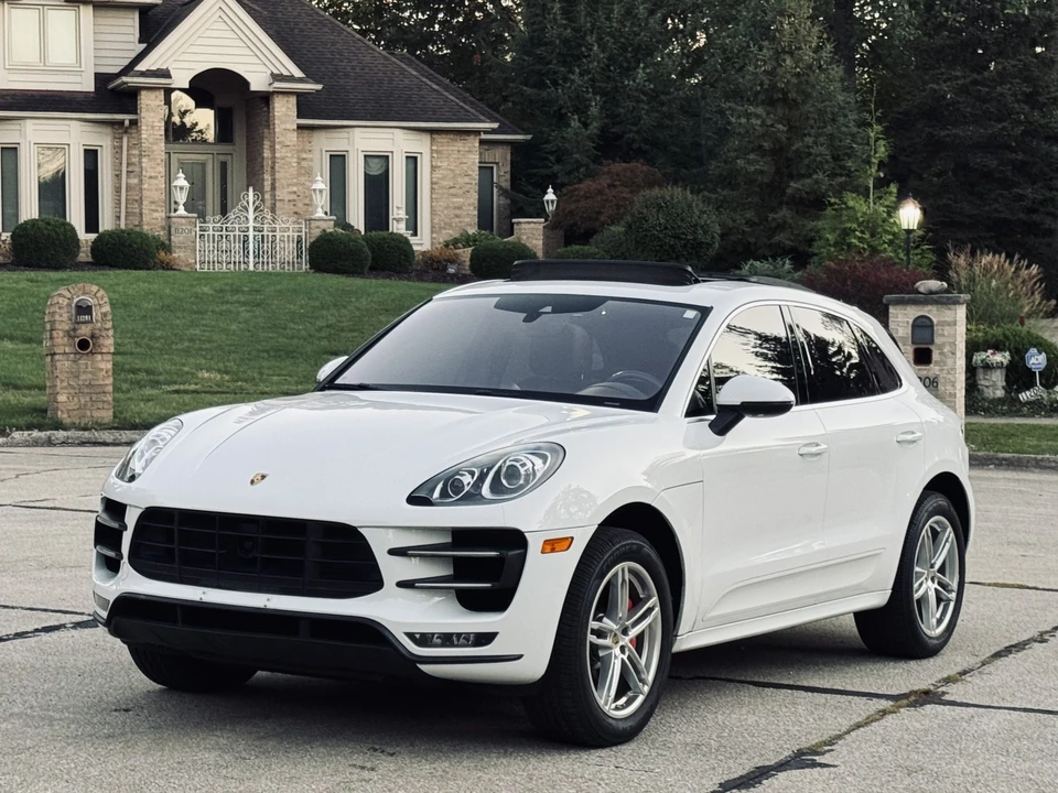 2015 Porsche Macan Turbo - Image 26 of 31