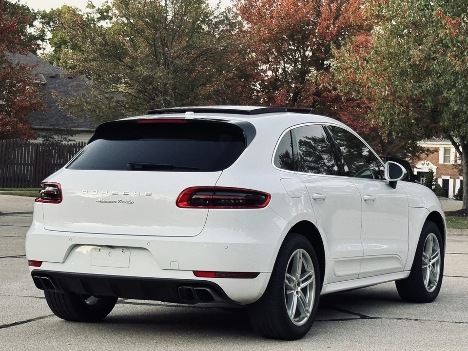 2015 Porsche Macan Turbo - Image 14 of 31