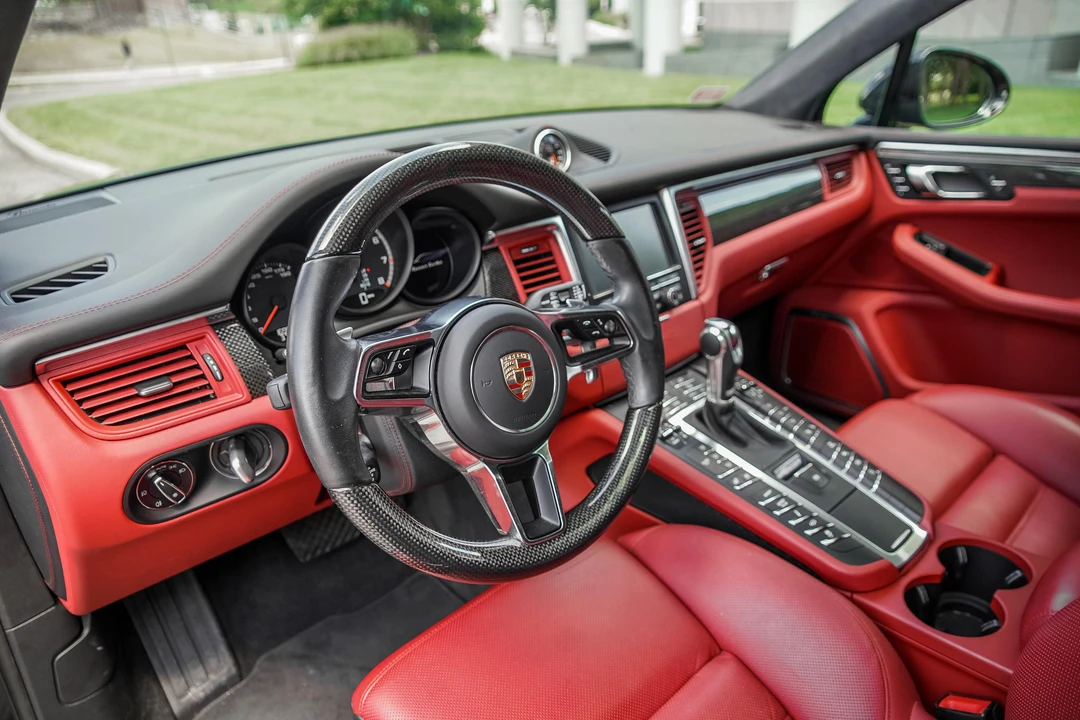 2015 Porsche Macan Turbo - Image 29 of 31
