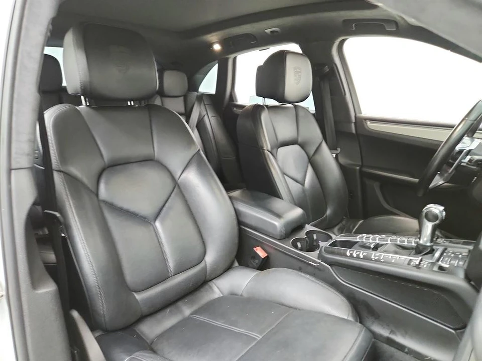 2015 Porsche Macan Turbo - Image 28 of 31