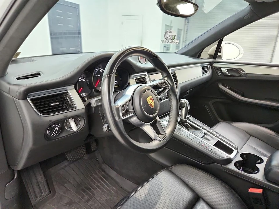 2015 Porsche Macan Turbo - Image 13 of 31