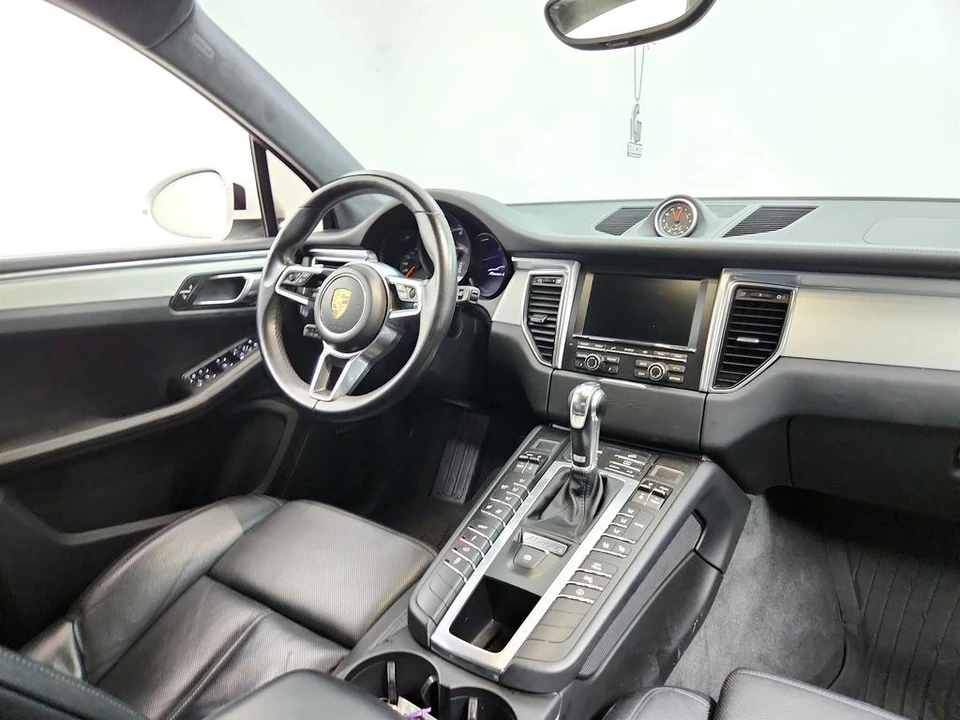 2015 Porsche Macan Turbo - Image 27 of 31