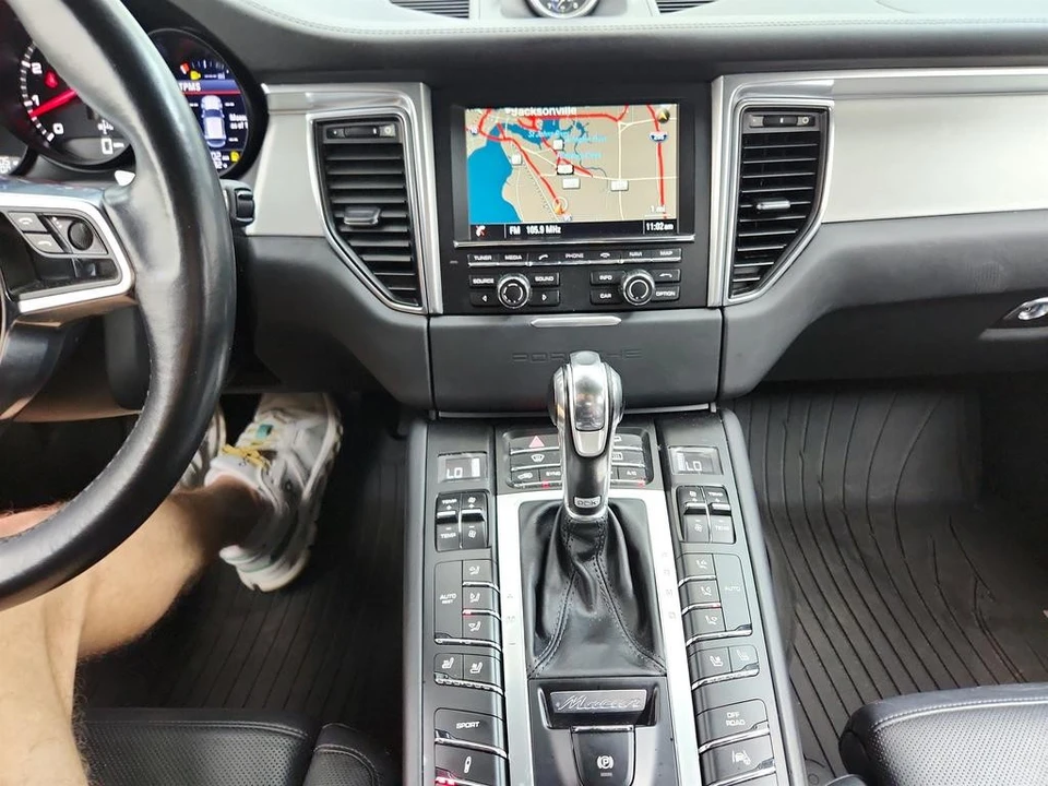 2015 Porsche Macan Turbo - Image 22 of 31