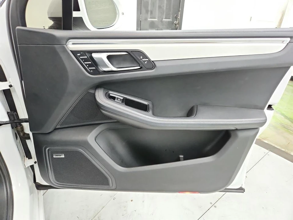 2015 Porsche Macan Turbo - Image 29 of 31