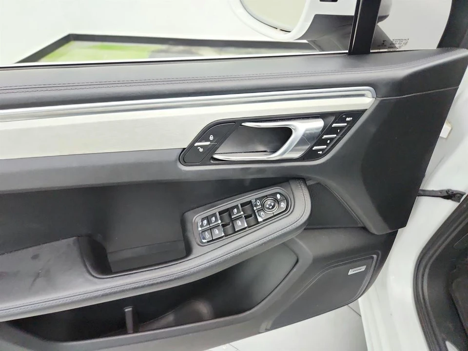 2015 Porsche Macan Turbo - Image 23 of 31