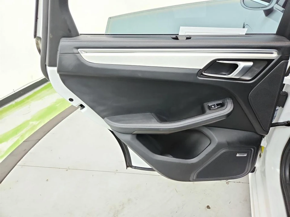 2015 Porsche Macan Turbo - Image 26 of 31