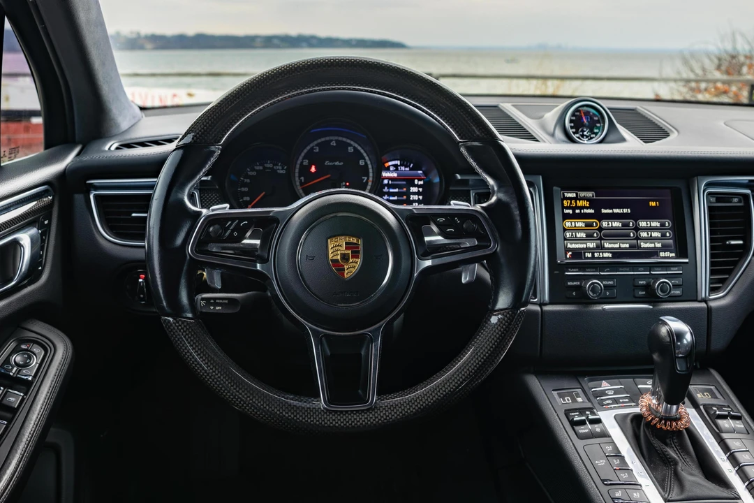 2015 Porsche Macan Turbo - Image 26 of 31