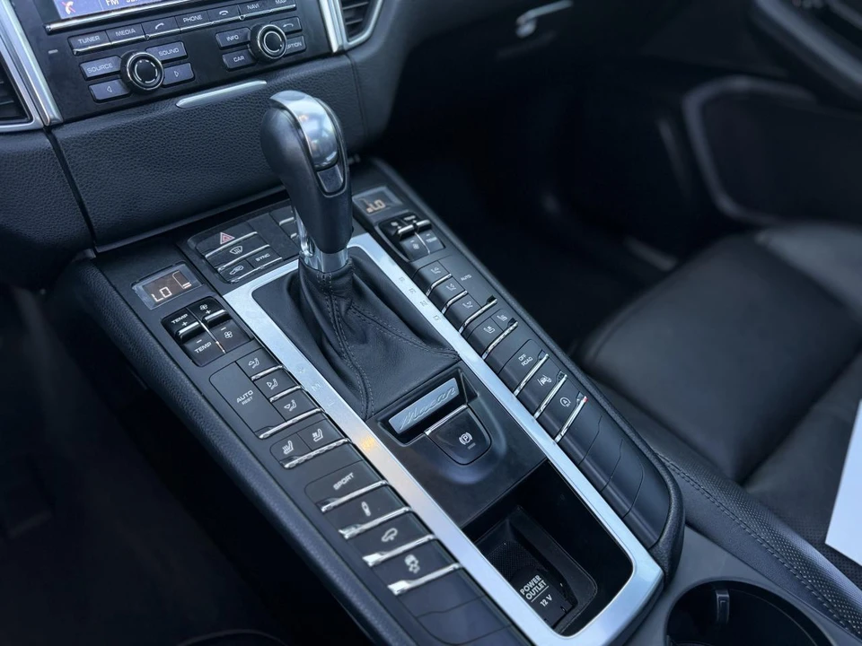 2015 Porsche Macan Turbo - Image 25 of 31