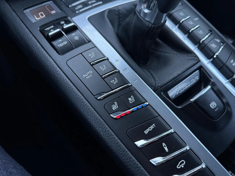 2015 Porsche Macan Turbo - Image 28 of 31