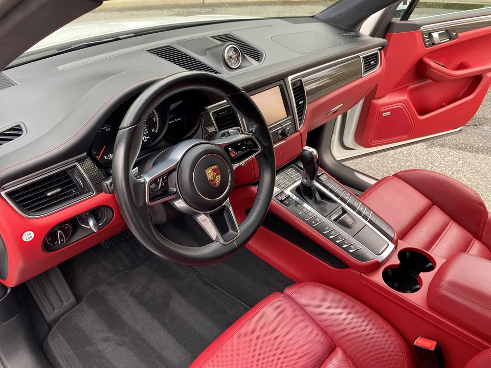 2015 Porsche Macan Turbo - Image 2 of 31