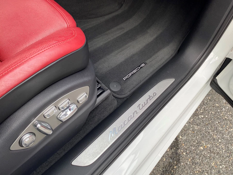 2015 Porsche Macan Turbo - Image 19 of 31