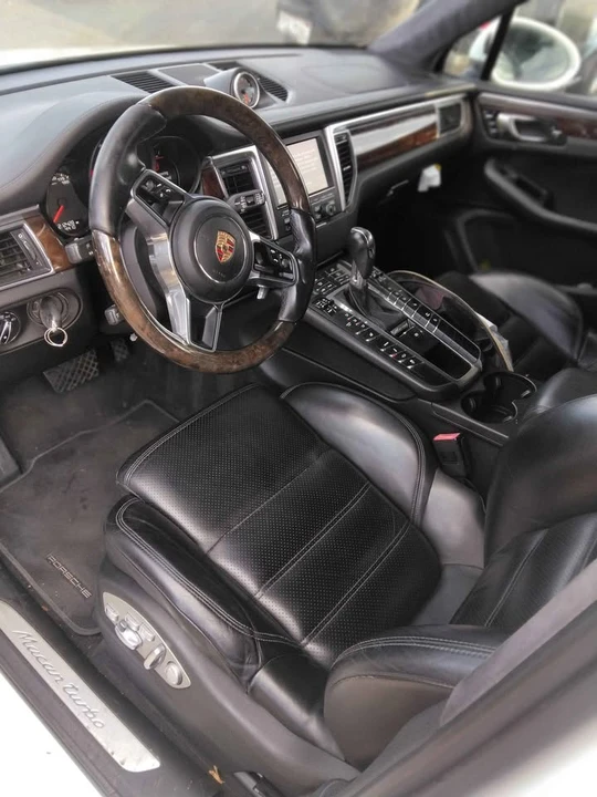 2015 Porsche Macan Turbo - Image 9 of 17